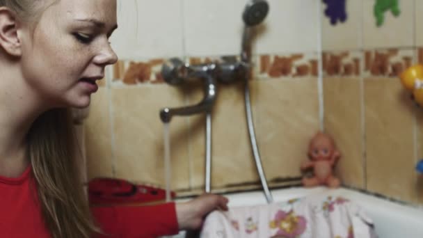 El niño juega con juguetes en la bañera. El bebé nada en la cuna. Joven madre. Niños — Vídeos de Stock