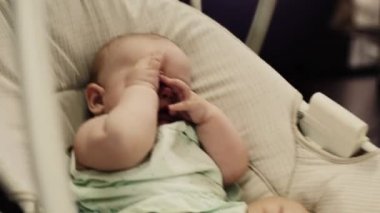 Küçük bebek kız sway dairede salıncak üzerinde. Bebek kukla. Kızı.