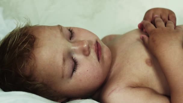 Niño durmiendo en el sofá en la espalda. Niña. Sueños. Descanso . — Vídeos de Stock