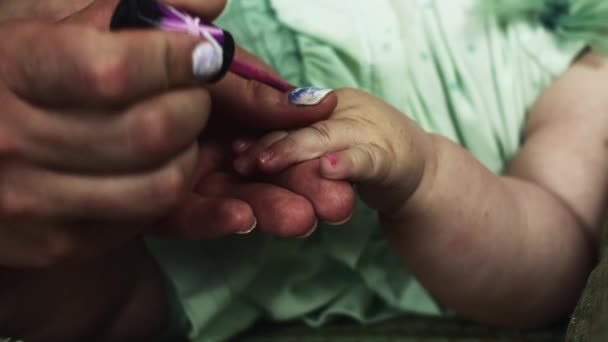 Mãe cobrir unhas de bebê menina por laca rosa. Manicure. Boneco de bebé. Beleza — Vídeo de Stock