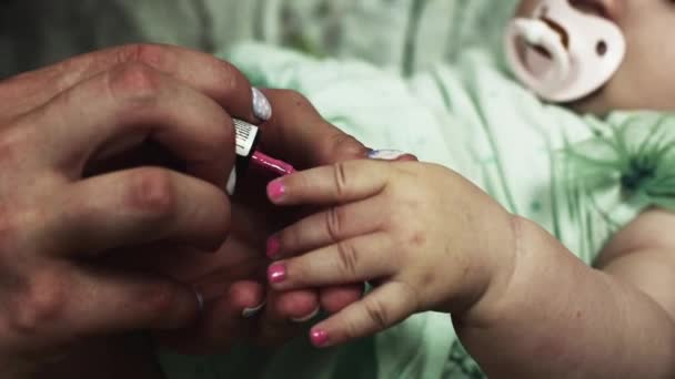 De nagels van de moeder dekking van babymeisje door roze lak. Familie. Moederschap. Schoonheid — Stockvideo