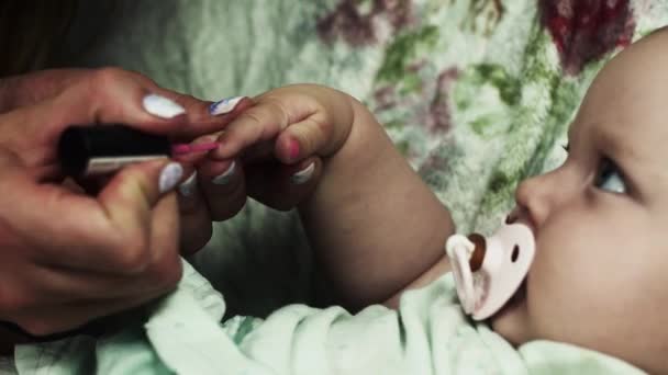 Mãe cobrir unhas de adorável bebê menina por laca rosa. Manicure. Maternidade . — Vídeo de Stock