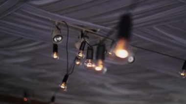 Yanan ışık Ampüller Teras yaz Restoran manzara. Işıltı.