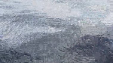 Su yüzeyi Nehri'nin manzarası. Dalgalanma. Mavi su. Doğa. Sahil. Yaz.