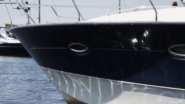 View reflection of water on yacht at coast. Ripple. Blue water. Nature. Summer — Stock Video