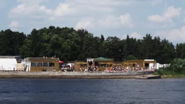 Vista del club en primera línea de mar. Día soleado de verano. Personas tomando el sol en la playa privada — Vídeo de stock