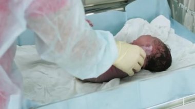 Ağlayan bebek hamile hastanede hemşire cheking refleks. Steteskop dinleme ezbere