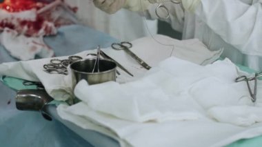 Cerrahlar iğne ve iplik kadar kadın mide dikmek için hazırlayın. Cesarean bölüm.