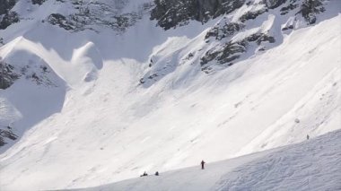 Karlı dağlarda Kayak Merkezi, güneşli bir günde manzara. Yamaçlarında. Mavi gökyüzü. Kayakçı. Snowboard düşkünleri. Doğa