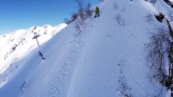 Quadrocopter は、雪の山のピークでスノーボーダーに宿泊を撮影します。極端なスポーツ — ストック動画