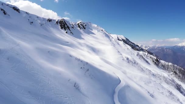 Квадрокоптер стріляє красивими горами, вкритими снігом. Пейзажі. Сонячний день. Ніхто — стокове відео