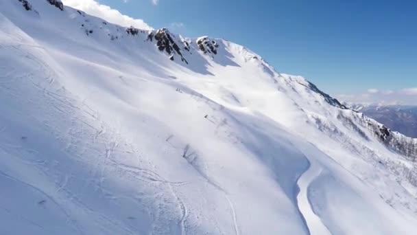Quadrocopter schießen schöne schneebedeckte Berge. Szenerie. sonniger Tag. Gleise — Stockvideo
