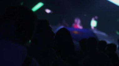 Saint Petersburg, Rusya - 30 Haziran 2016: Kalabalık insanlar atlama o