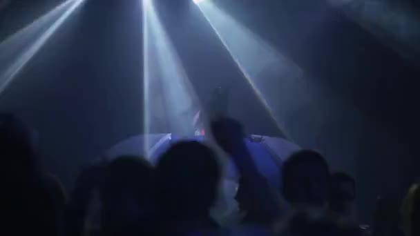 SAINT PETERSBURG, RUSSIA - 30 GIUGNO 2016: La folla di persone balla — Video Stock