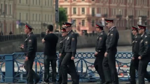 САЙНТ-ПЕТЕРБУРГ, РОССИЯ - 18 июня 2013 года: Восемь российских полицейских — стоковое видео