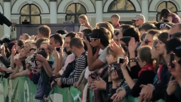 SAINT PETERSBURG, RUSIA - 18 IUNIE 2013: Mulțimea de oameni fac fotografii — Videoclip de stoc