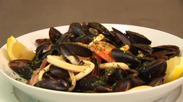 Plate with prepared mussels in white wine with lemon, prawns and basil. Fresh restaurant dish. Steam — Stock Video