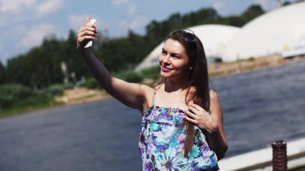 Mladá těhotná žena si selfie na nábřeží. Letní festival. Sunny. Štěstí — Stock video