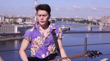 Adam etek oynamak elektro gitar güneşli gün dans kankan sahilinde balerin elbiseli kızla