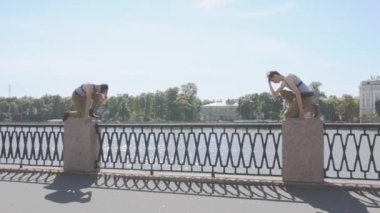 Seafront, adlı postament üzerinde diz deniz Tekdüzen Sit iki adam ayakta birlikte, garip. Sürrealizm