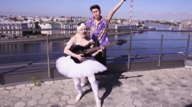 Balerin kıyafeti oyun elektro gitar sahil üzerinde kız. Güneş adam etek dans bale. Çılgın tarzı