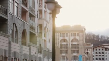 Modern binalar Street, görüntüleyin. Güneşli şehirde akşam. El feneri. Mimari.