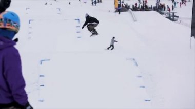 Kayakçı trambolin yapmak aşırı stunts karlı dağ, havada atlamak. Yarışma. Meydan okuma