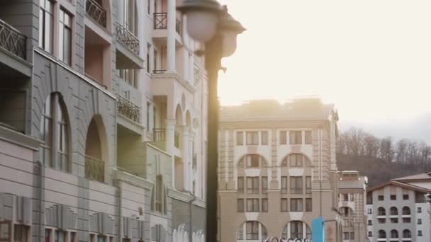 Vista de edificios modernos en la calle. Tarde soleada en la ciudad. Linterna. Arquitectura . — Vídeos de Stock