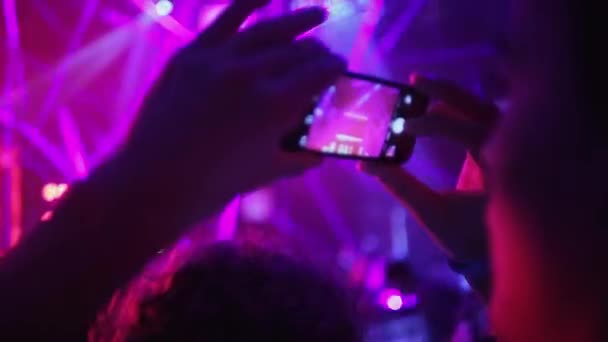 Uomo sparare sulla macchina fotografica colorato rosa e blu raggi scintillanti da spettacolo laser in discoteca. Illuminazioni — Video Stock