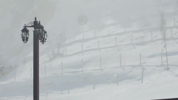 黑色的手电筒。滑雪缆车和雪山背景上。滑雪胜地。雾 — 图库视频影像