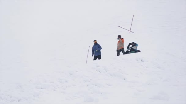 Los snowboarders se preparan para montar en la montaña nevada. Concurso. Desafío. Uniforme. Pendiente. acrobacias — Vídeos de Stock