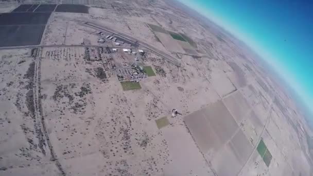 Profesyonel skydiver Arizona yukarıda mavi gökyüzünde paraşütle atlama. Güneşli bir gün. Ufuk — Stok video