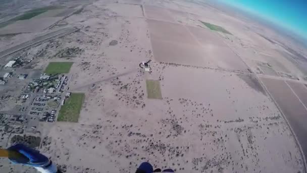 Professionele skydiver parachutespringen in blauwe hemel boven zandstrand Arizona. Zonnige dag. — Stockvideo
