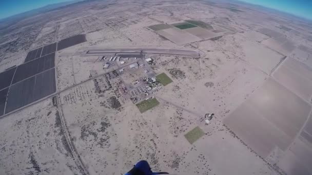 プロのスカイダイバーがアリゾナ州で空のパラシュート降下。日当たりの良い。風景です。地平線 — ストック動画