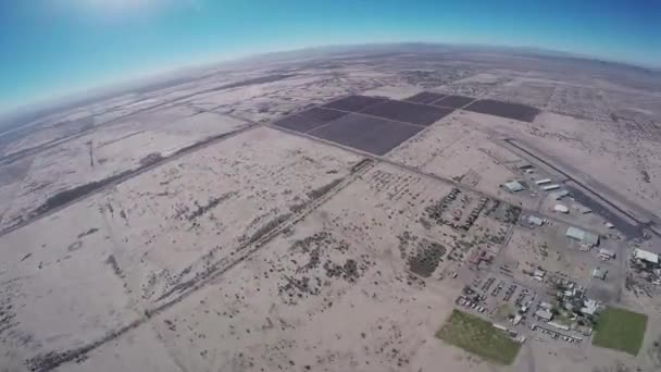 Professionella fallskärmshoppare Fallskärmshoppning i himlen ovanför Arizona. Solig dag. Landskap — Stockvideo