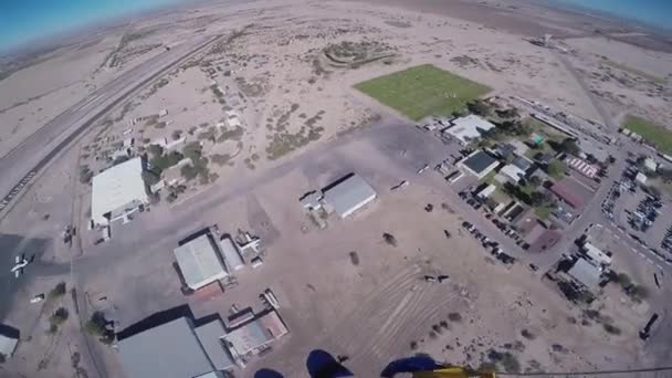 Paracaidista profesional vuela en paracaídas en el cielo sobre Arizona. Día soleado. Naturaleza — Vídeo de stock