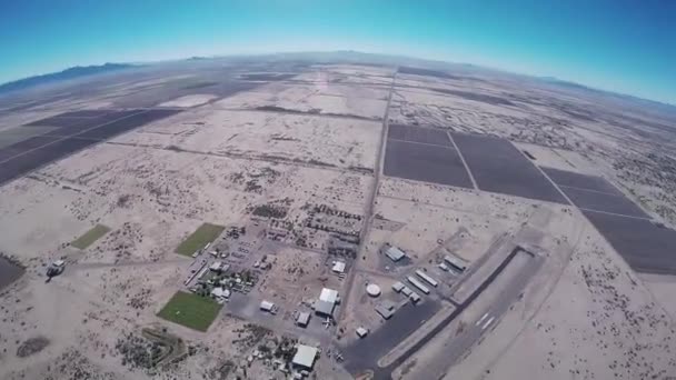 Professionella fallskärmshoppare flyger på fallskärm i himlen över Arizona. Solig dag. Landskap — Stockvideo