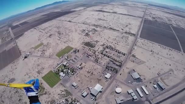 Professionella fallskärmshoppare flyger på fallskärm i blå himmel över sandstranden Arizona. Solig dag — Stockvideo