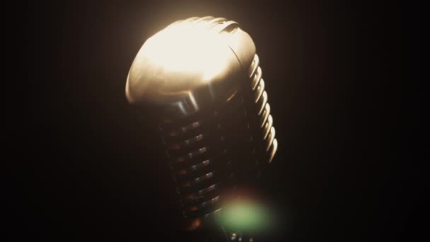 Weergave concert vintage metalen microfoon draaien op het podium in lege club. Middelpunt van de belangstelling — Stockvideo