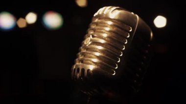 Spot ışığı altında boş çubuğu sahnede konser vintage parlama mikrofon kalış görüntülemek