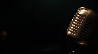 Konser retro mikrofon standı boş kulübündeki sahnede. Vintage. Spot ışık.