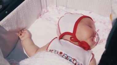 Anne bebek arabası içinde küçük bebek uyku sway. Yaz güneşli gün. Annelik