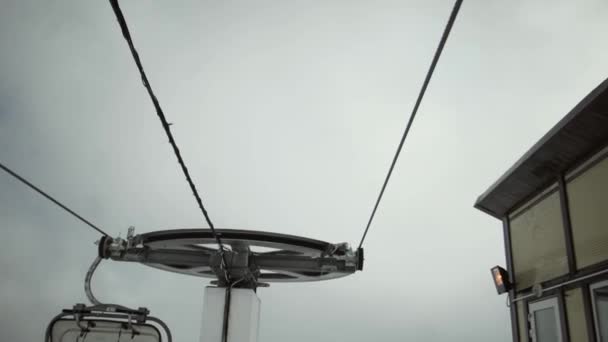 Vista de la construcción de remontes en las montañas. Estación de esquí. Snowboard. Cabina abierta. Nubes. Altura — Vídeo de stock