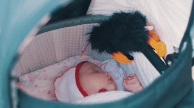 Küçük sevimli bebek bebek arabası içinde uyku. Yaz güneşli gün. Annelik.