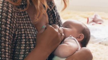 Genç anne emzirme küçük bebek. Annelik. Sağlık. Aşk.