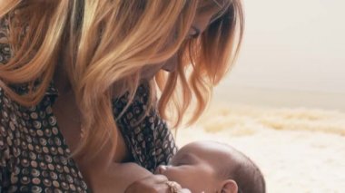 Genç küçük şirin bebek emzirme anne. Annelik. Sağlık. Aile.