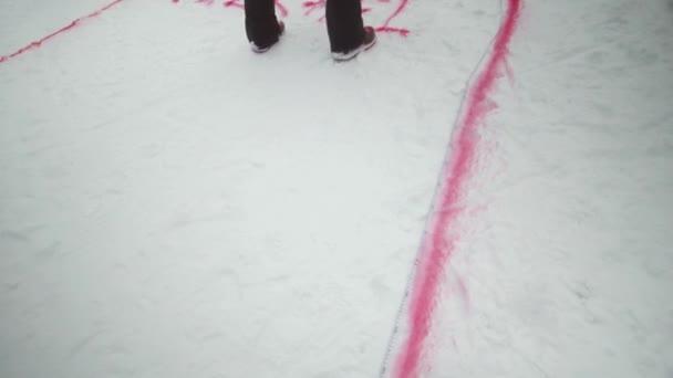 O homem faz marcas de spray vermelho no rasto de snowboard. Montanha nevada. Estância de esqui. Desafio. Concorrência — Vídeo de Stock