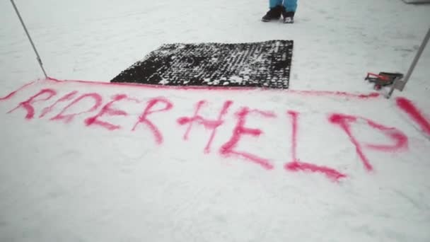 Červený sprej značka pro snowboardista na stopě. Zasněžené hory. Soutěž. Lyžařské středisko. Výzva. Konkurence — Stock video