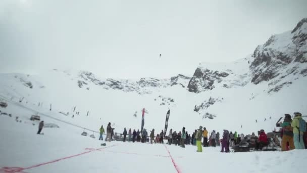 Сноубордист бросает лыжную обувь вдаль на склоне на снежной тропе. Людей. Лыжный курорт. Конкурс — стоковое видео