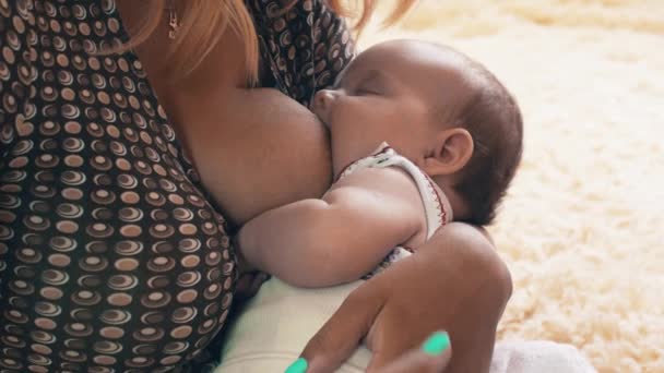 妈妈母乳喂养的小宝贝。做了母亲。卫生保健。省亲。营养 — 图库视频影像